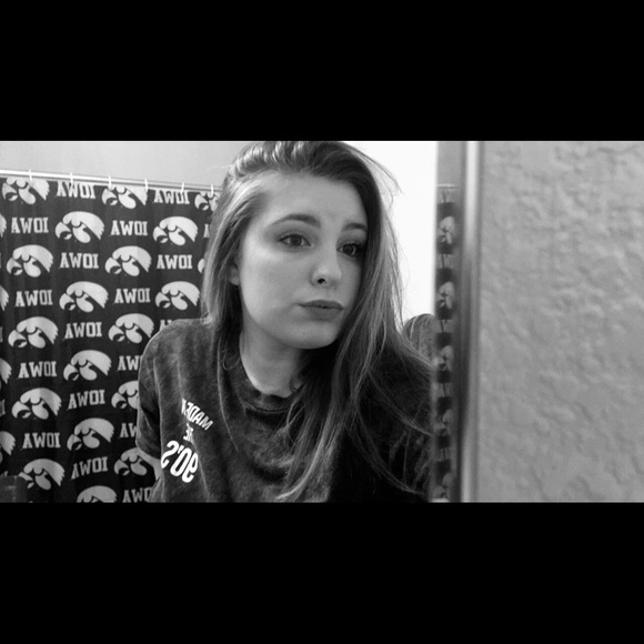 Meet your Posher, Kaitlin - Picture 2 of 2